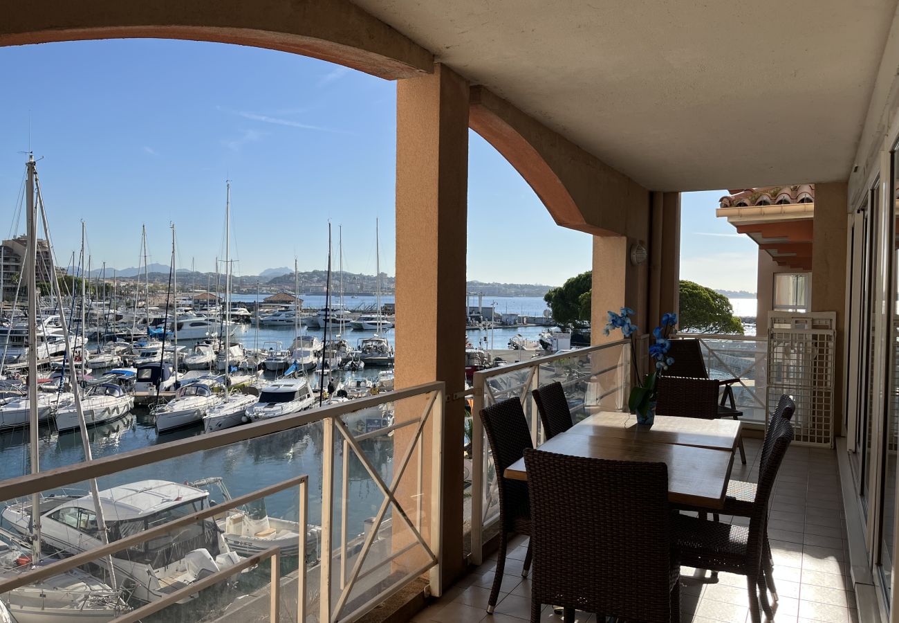 Appartamento a Fréjus - Residenza Cap Hermès per 4 persone, splendida vista mare, 2 camere da letto, aria condizionata, piscina, accesso diretto alla spiaggia, parcheggio privato, ampio balcone