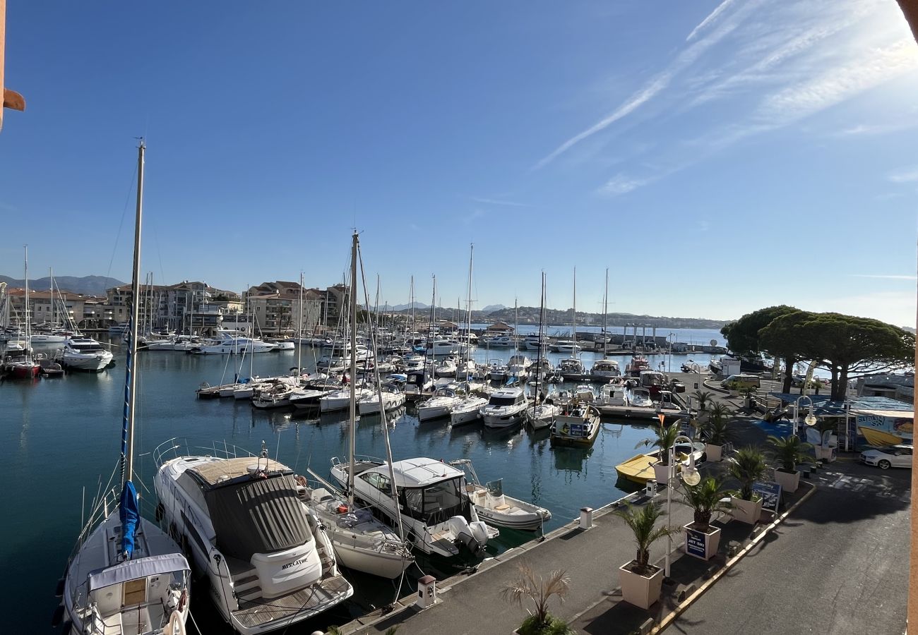 Appartamento a Fréjus - Residenza Cap Hermès per 4 persone, splendida vista mare, 2 camere da letto, aria condizionata, piscina, accesso diretto alla spiaggia, parcheggio privato, ampio balcone