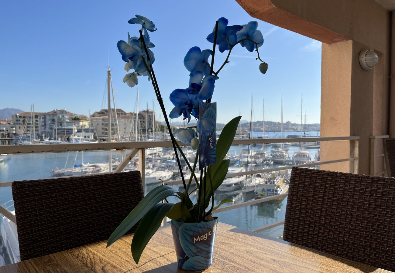Appartamento a Fréjus - Residenza Cap Hermès per 4 persone, splendida vista mare, 2 camere da letto, aria condizionata, piscina, accesso diretto alla spiaggia, parcheggio privato, ampio balcone