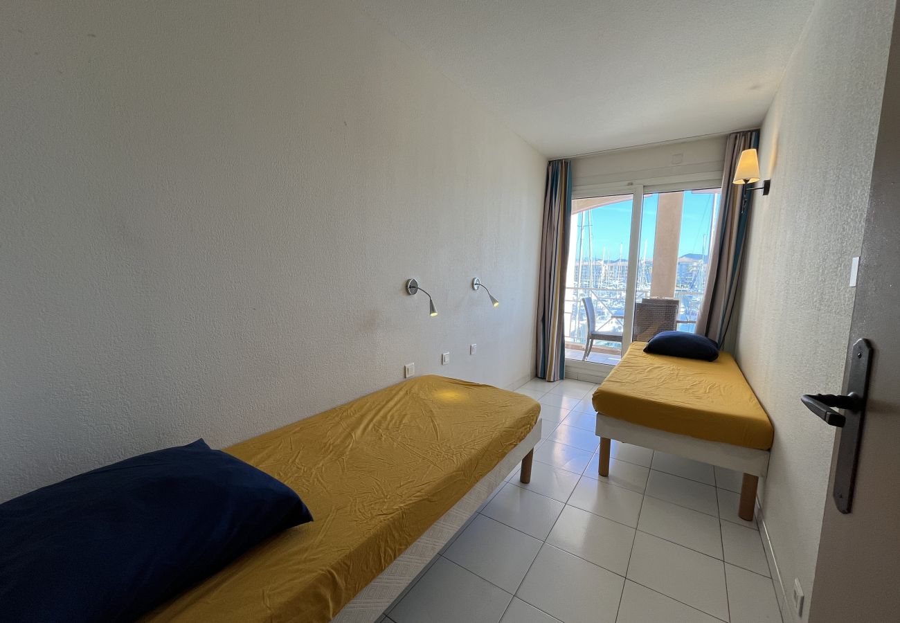 Appartamento a Fréjus - Residenza Cap Hermès per 4 persone, splendida vista mare, 2 camere da letto, aria condizionata, piscina, accesso diretto alla spiaggia, parcheggio privato, ampio balcone