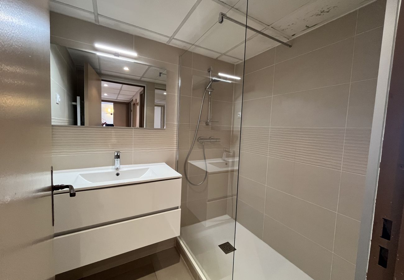 Appartamento a Fréjus - Residenza Cap Hermès per 4 persone, splendida vista mare, 2 camere da letto, aria condizionata, piscina, accesso diretto alla spiaggia, parcheggio privato, ampio balcone