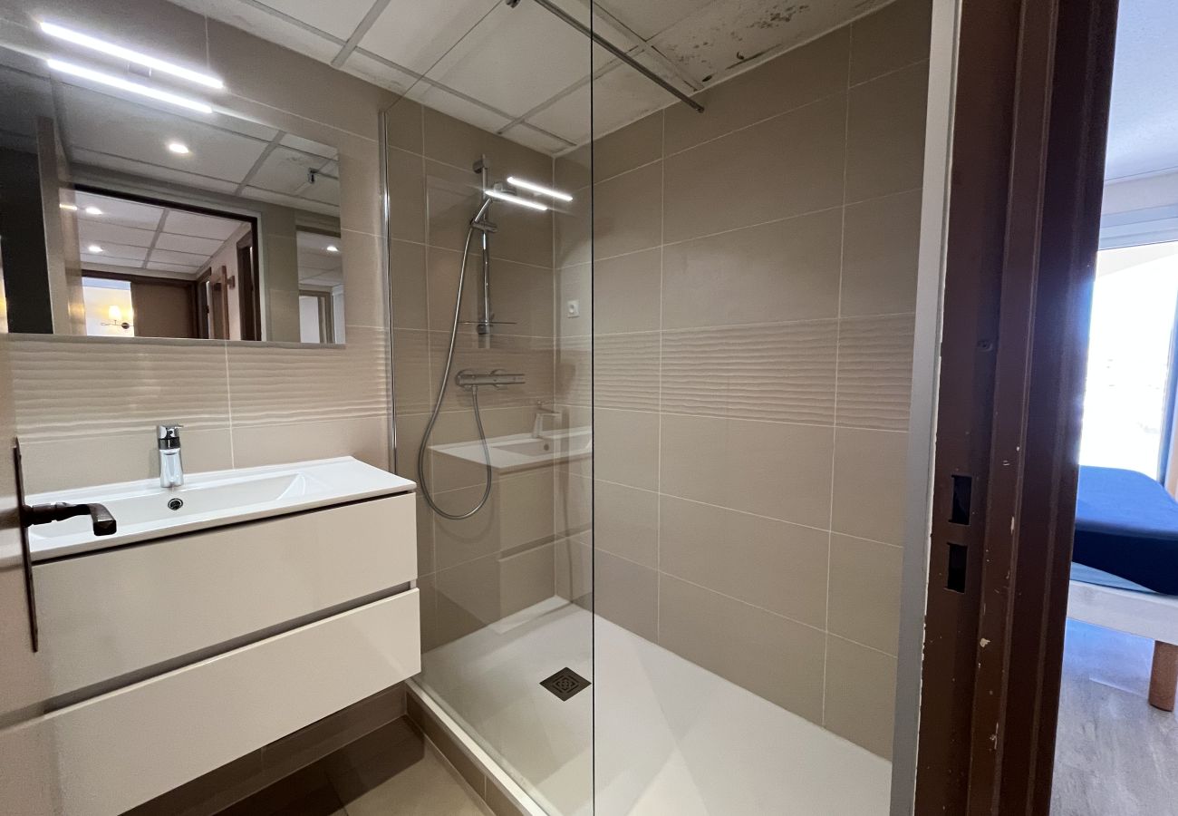Appartamento a Fréjus - Residenza Cap Hermès per 4 persone, splendida vista mare, 2 camere da letto, aria condizionata, piscina, accesso diretto alla spiaggia, parcheggio privato, ampio balcone