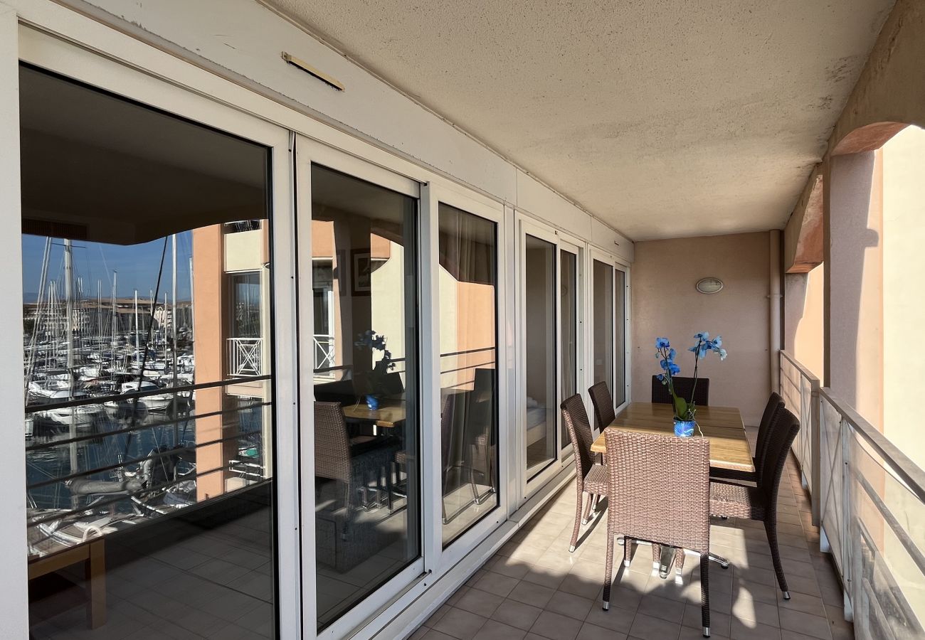Appartamento a Fréjus - Residenza Cap Hermès per 4 persone, splendida vista mare, 2 camere da letto, aria condizionata, piscina, accesso diretto alla spiaggia, parcheggio privato, ampio balcone