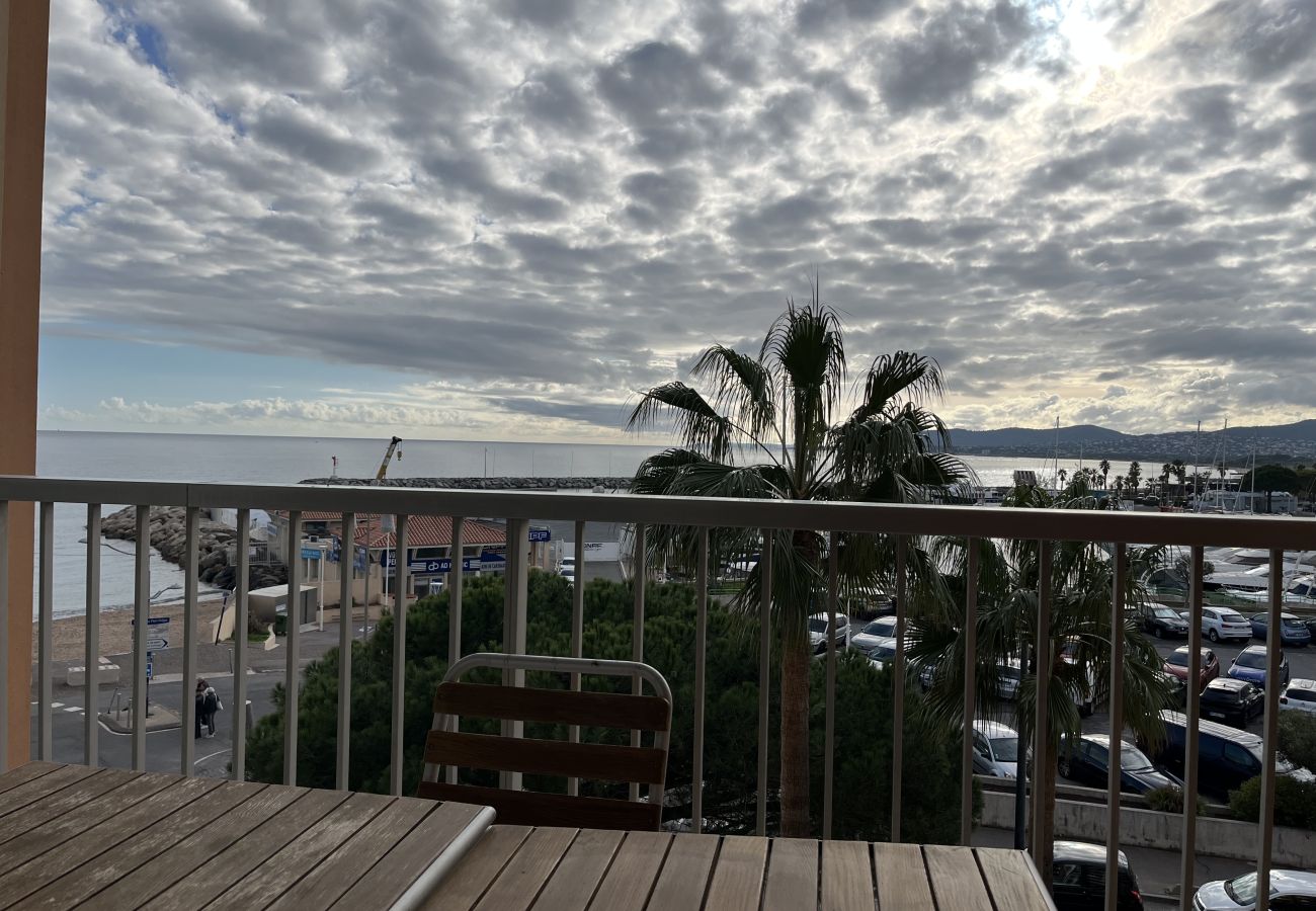 Studio a Fréjus - l Capitole, Monolocale 26m2,climatizzato, vista mare, balcone, WIFI, parcheggio per 2 adulti e 2 bambini