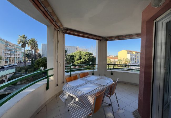 Appartamento a Fréjus - Port Fréjus LE NAUTICA, appartamento con 2/3 camere da letto, 5 posti letto, vicino alle spiagge e ai servizi, ampio balcone, aria condizionata, Wi-Fi e garage