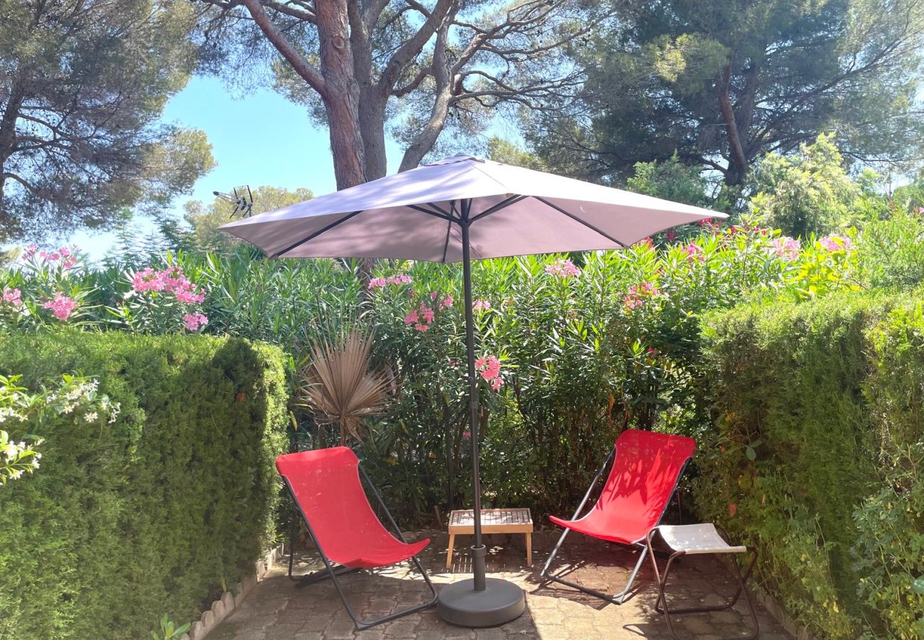 Appartamento a Saint Raphael - LA Péguière, appartamento di 2 locali (27 m²), per 2 adulti e 1 bambino, climatizzato, giardino, parcheggio e spiaggia a 5 minuti a piedi