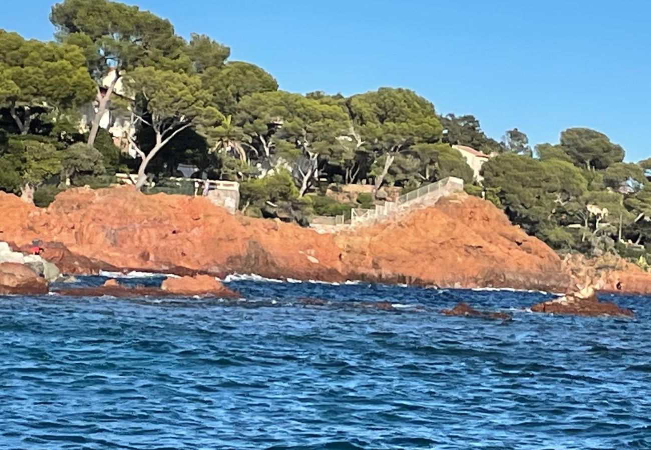 Appartamento a Saint Raphael - LA Péguière, appartamento di 2 locali (27 m²), per 2 adulti e 1 bambino, climatizzato, giardino, parcheggio e spiaggia a 5 minuti a piedi