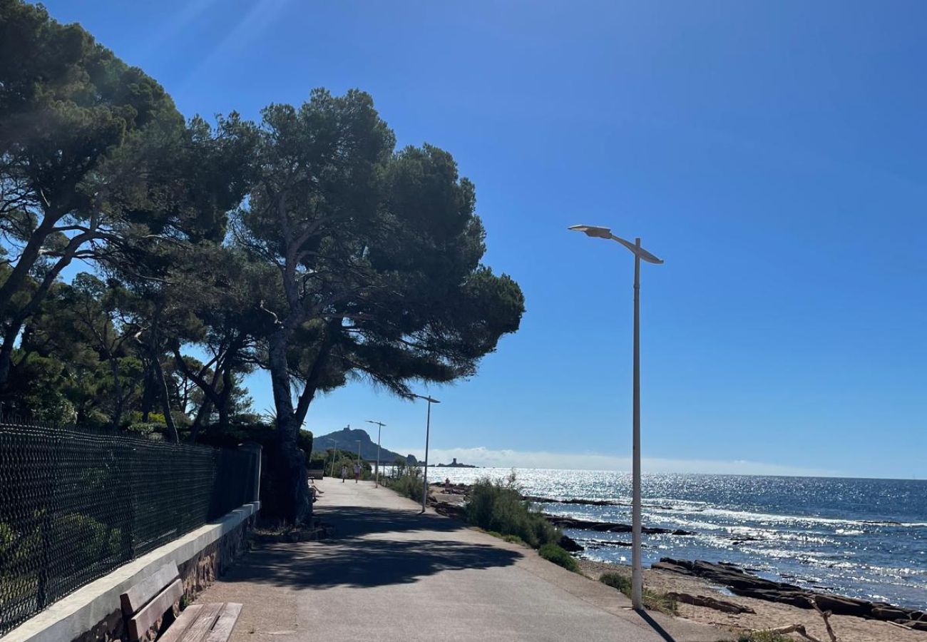 Appartamento a Saint Raphael - LA Péguière, appartamento di 2 locali (27 m²), per 2 adulti e 1 bambino, climatizzato, giardino, parcheggio e spiaggia a 5 minuti a piedi