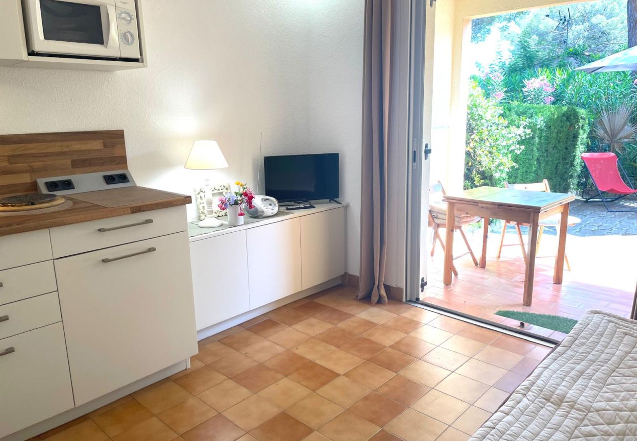 Appartamento a Saint Raphael - LA Péguière, appartamento di 2 locali (27 m²), per 2 adulti e 1 bambino, climatizzato, giardino, parcheggio e spiaggia a 5 minuti a piedi