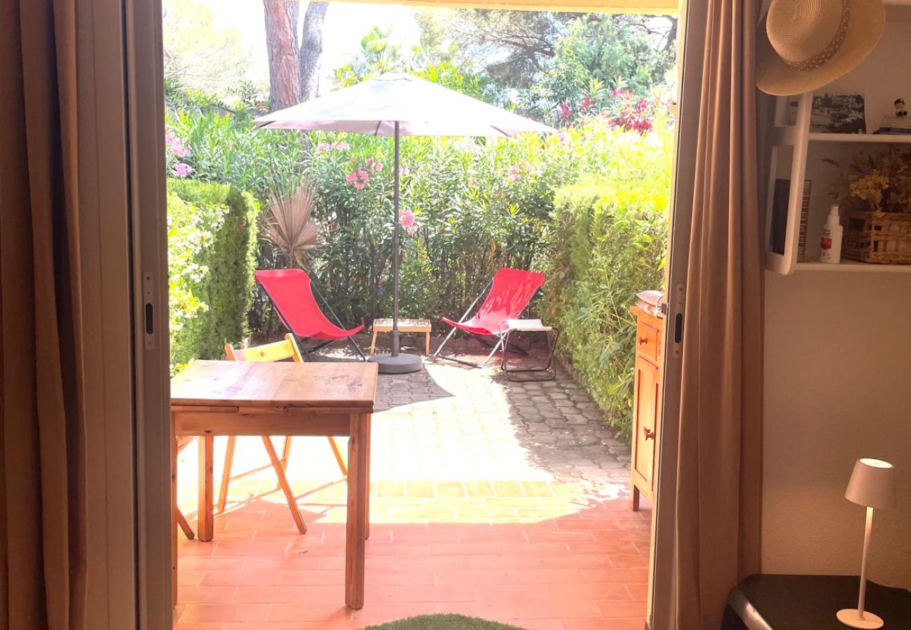 Appartamento a Saint Raphael - LA Péguière, appartamento di 2 locali (27 m²), per 2 adulti e 1 bambino, climatizzato, giardino, parcheggio e spiaggia a 5 minuti a piedi