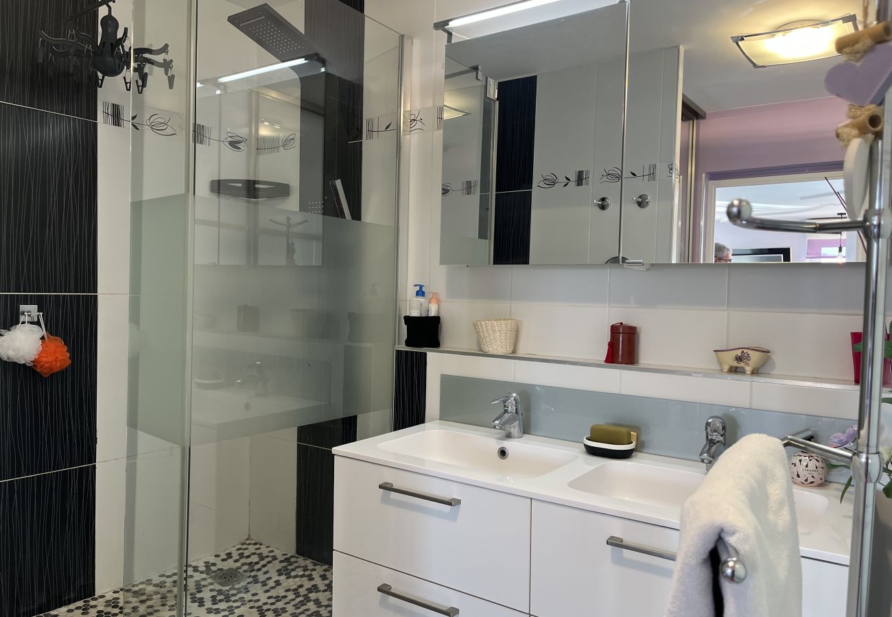 Appartamento a Fréjus - Sulle banchine di Port-Fréjus, magnifico appartamento di 50 m² con una camera da letto, vista incredibile, aria condizionata, Wi-Fi e ampio garage.