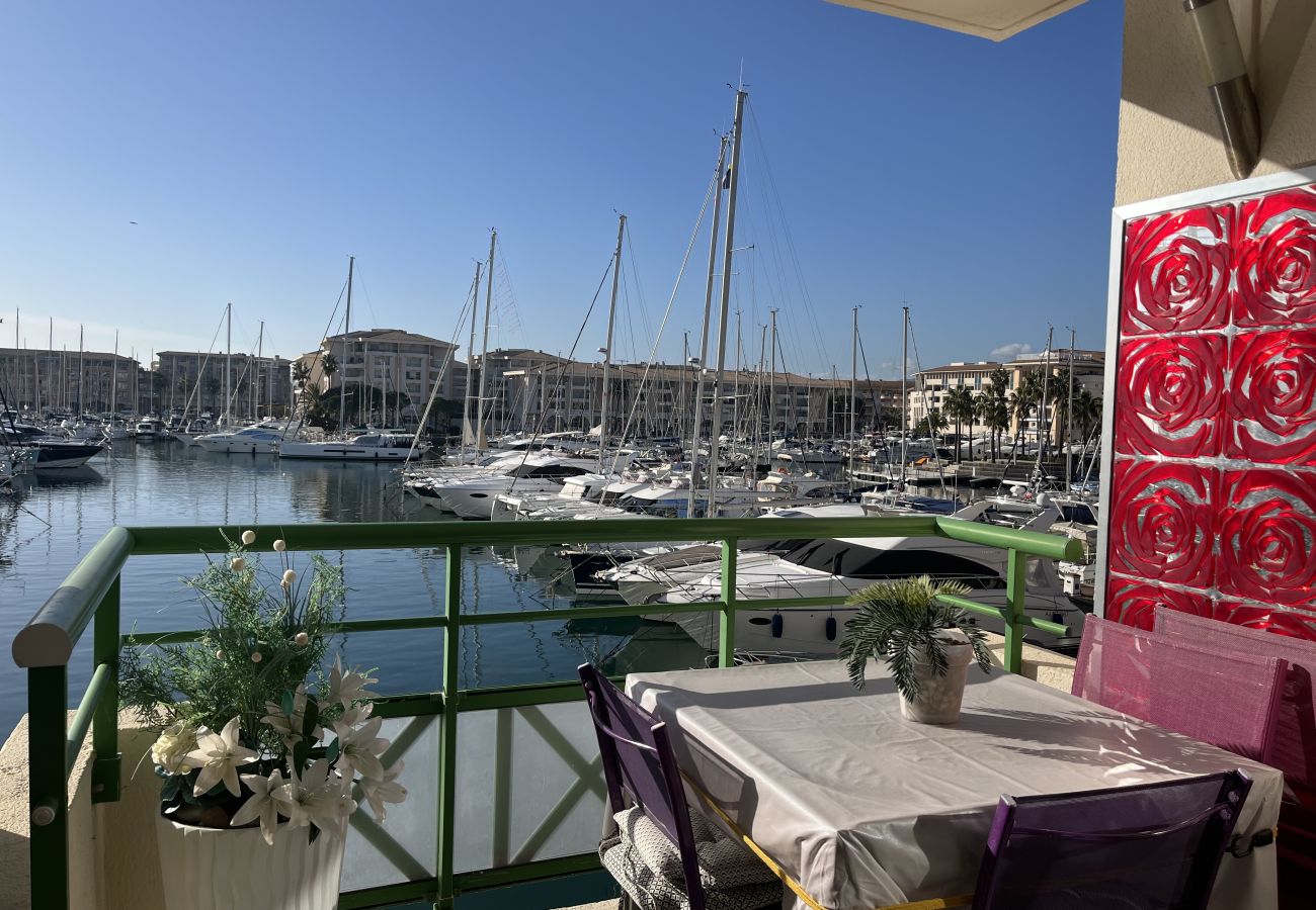 Appartamento a Fréjus - Sulle banchine di Port-Fréjus, magnifico appartamento di 50 m² con una camera da letto, vista incredibile, aria condizionata, Wi-Fi e ampio garage.