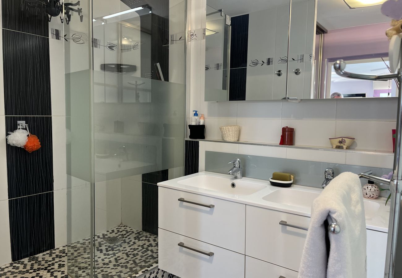 Appartamento a Fréjus - Sulle banchine di Port-Fréjus, magnifico appartamento di 50 m² con una camera da letto, vista incredibile, aria condizionata, Wi-Fi e ampio garage.