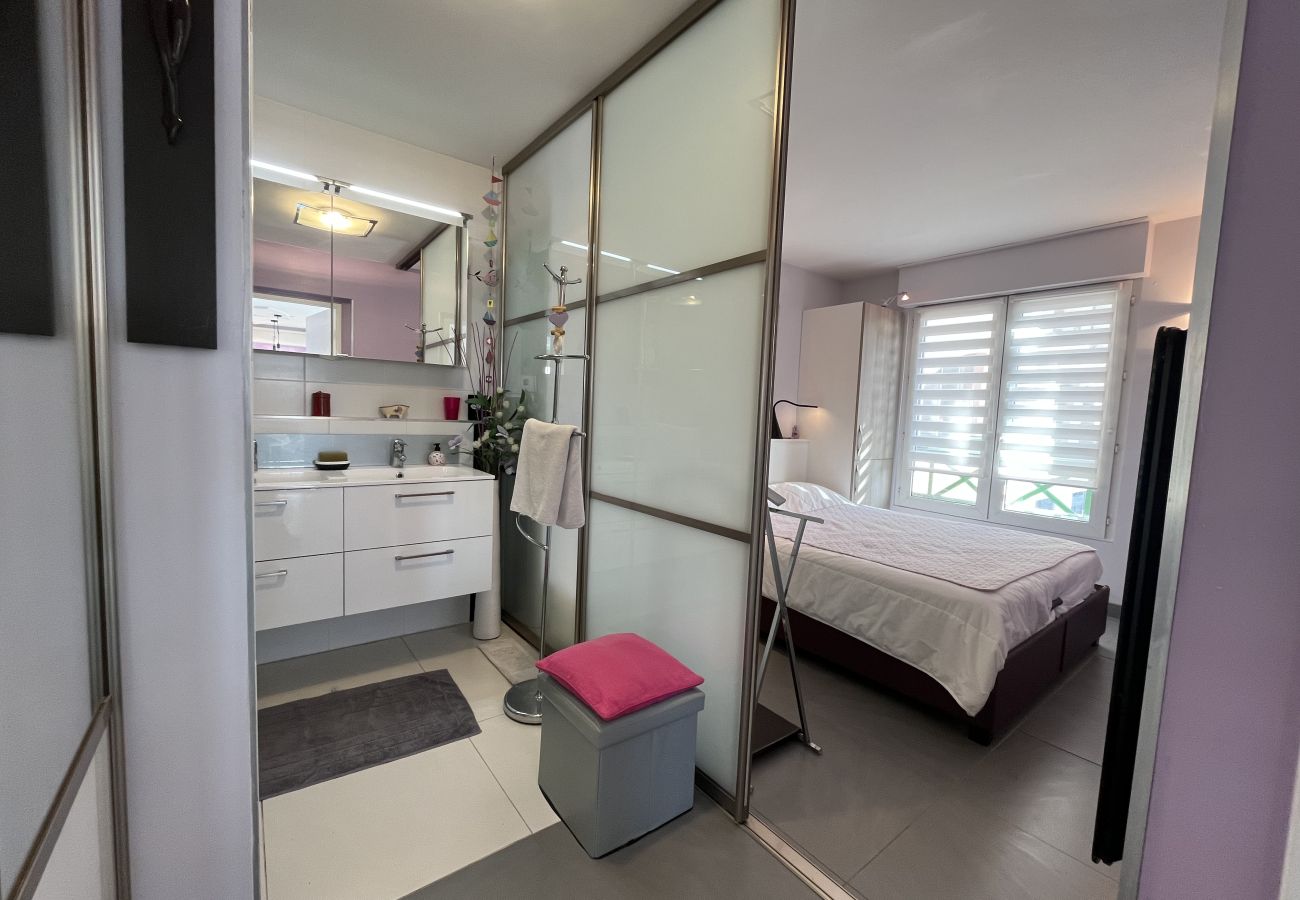 Appartamento a Fréjus - Sulle banchine di Port-Fréjus, magnifico appartamento di 50 m² con una camera da letto, vista incredibile, aria condizionata, Wi-Fi e ampio garage.