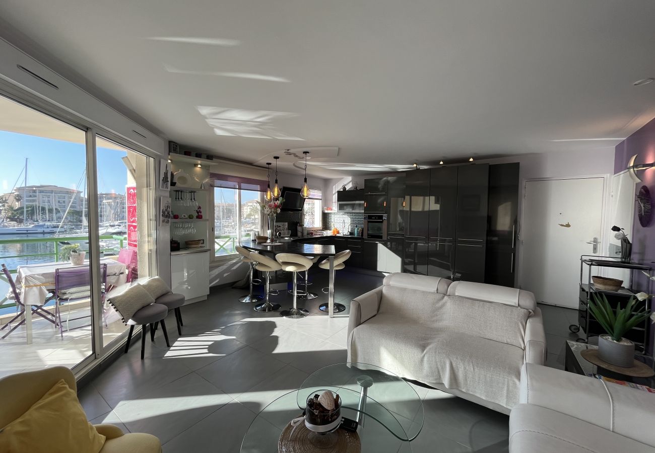 Appartamento a Fréjus - Sulle banchine di Port-Fréjus, magnifico appartamento di 50 m² con una camera da letto, vista incredibile, aria condizionata, Wi-Fi e ampio garage.