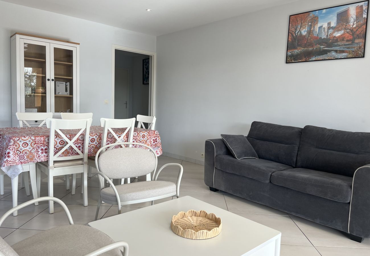 Appartamento a Fréjus - Ampio appartamento al piano terra di 110 m2 per 6 ospiti privilegiati, accesso diretto alla spiaggia, 3 ampie camere da letto, aria condizionata, wifi, 2 posti auto privati.