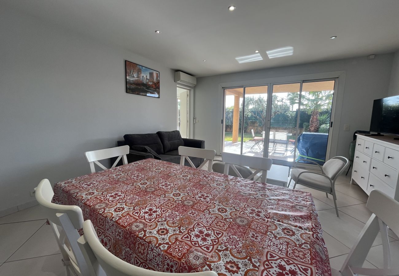 Appartamento a Fréjus - Ampio appartamento al piano terra di 110 m2 per 6 ospiti privilegiati, accesso diretto alla spiaggia, 3 ampie camere da letto, aria condizionata, wifi, 2 posti auto privati.