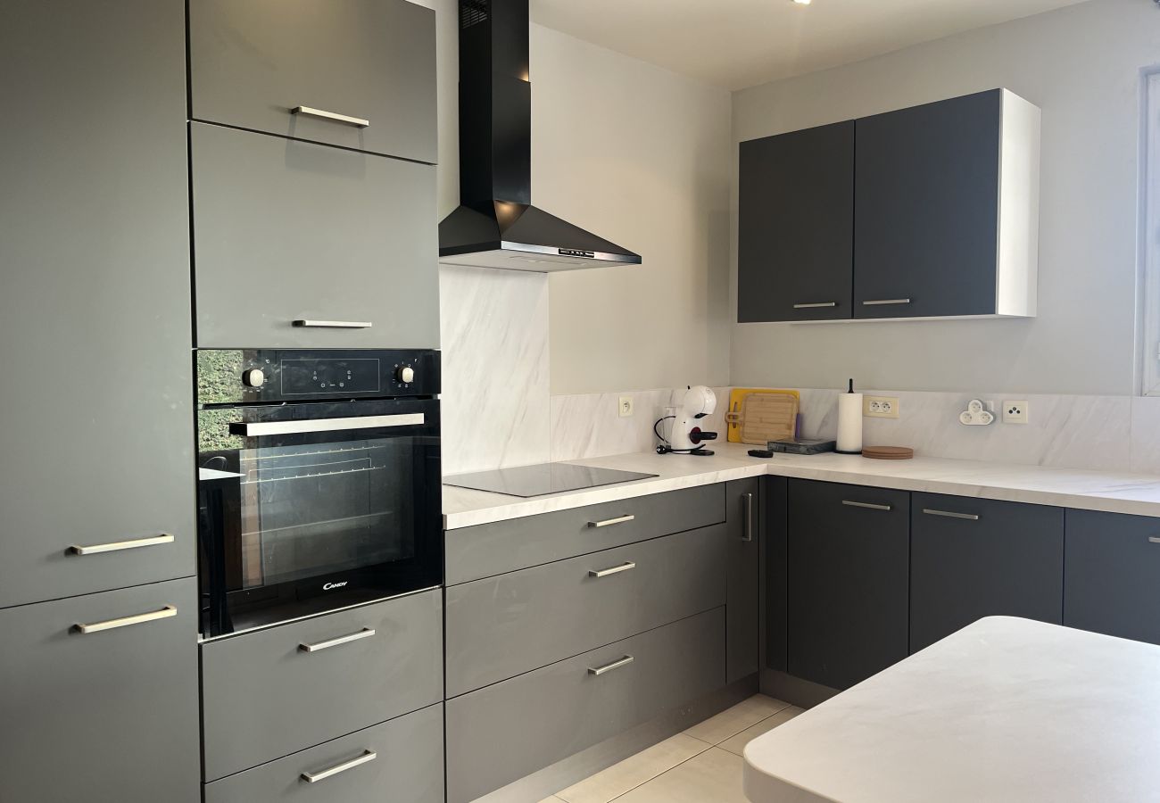 Appartamento a Fréjus - Ampio appartamento al piano terra di 110 m2 per 6 ospiti privilegiati, accesso diretto alla spiaggia, 3 ampie camere da letto, aria condizionata, wifi, 2 posti auto privati.