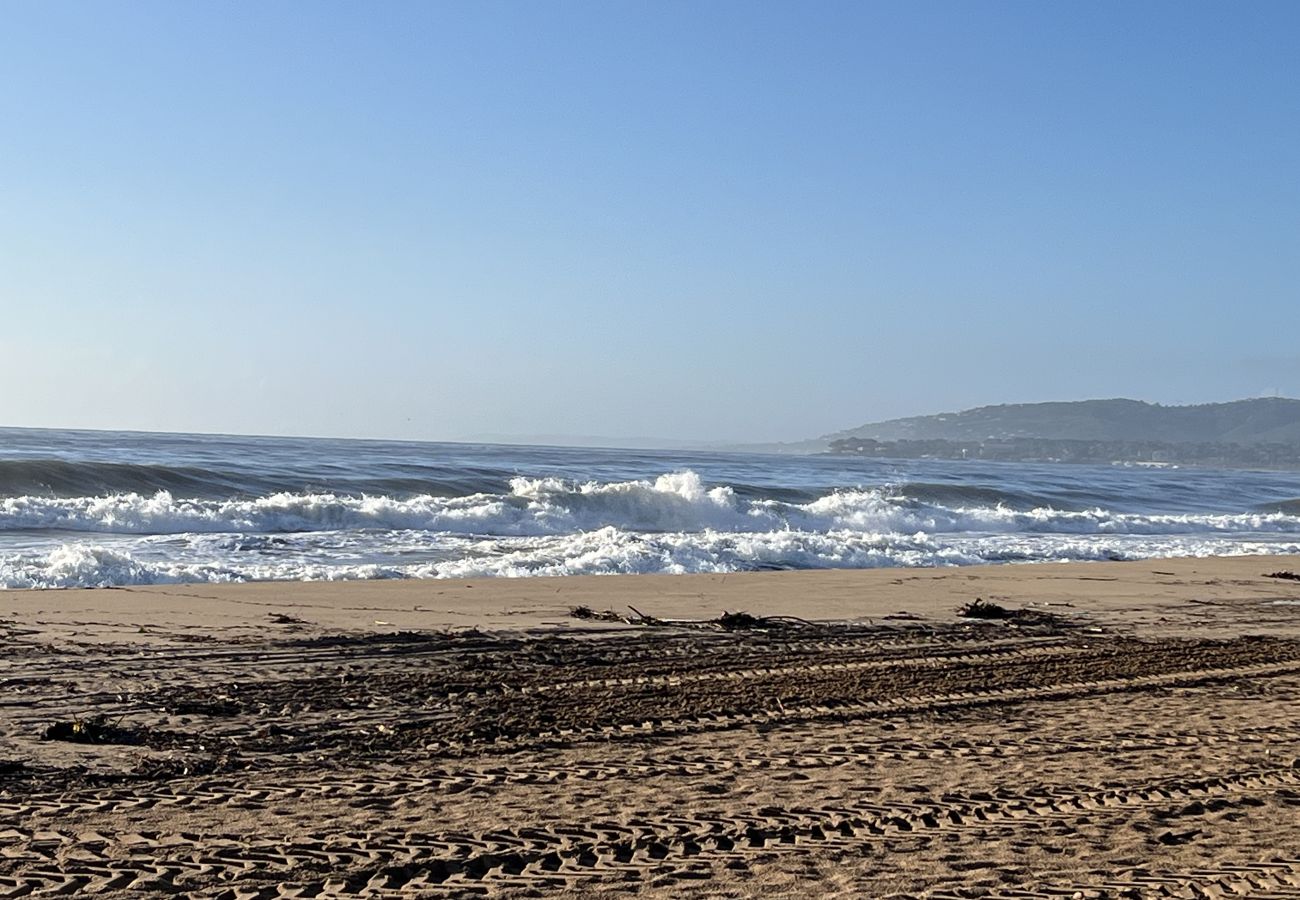 Appartamento a Fréjus - Ampio appartamento al piano terra di 110 m2 per 6 ospiti privilegiati, accesso diretto alla spiaggia, 3 ampie camere da letto, aria condizionata, wifi, 2 posti auto privati.