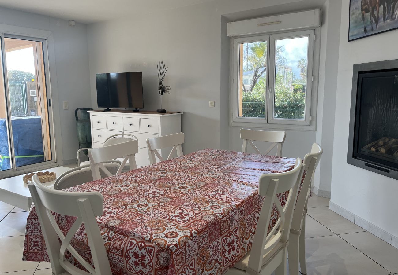 Appartamento a Fréjus - Ampio appartamento al piano terra di 110 m2 per 6 ospiti privilegiati, accesso diretto alla spiaggia, 3 ampie camere da letto, aria condizionata, wifi, 2 posti auto privati.