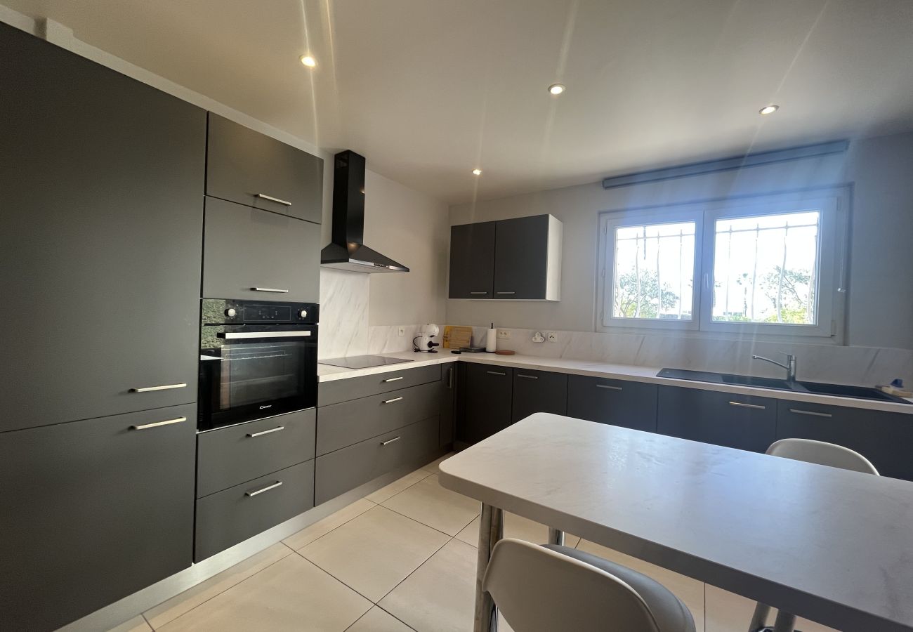 Appartamento a Fréjus - Ampio appartamento al piano terra di 110 m2 per 6 ospiti privilegiati, accesso diretto alla spiaggia, 3 ampie camere da letto, aria condizionata, wifi, 2 posti auto privati.