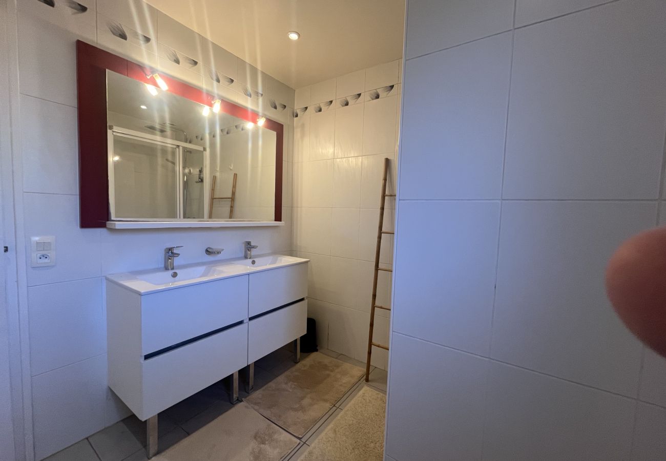 Appartamento a Fréjus - Ampio appartamento al piano terra di 110 m2 per 6 ospiti privilegiati, accesso diretto alla spiaggia, 3 ampie camere da letto, aria condizionata, wifi, 2 posti auto privati.