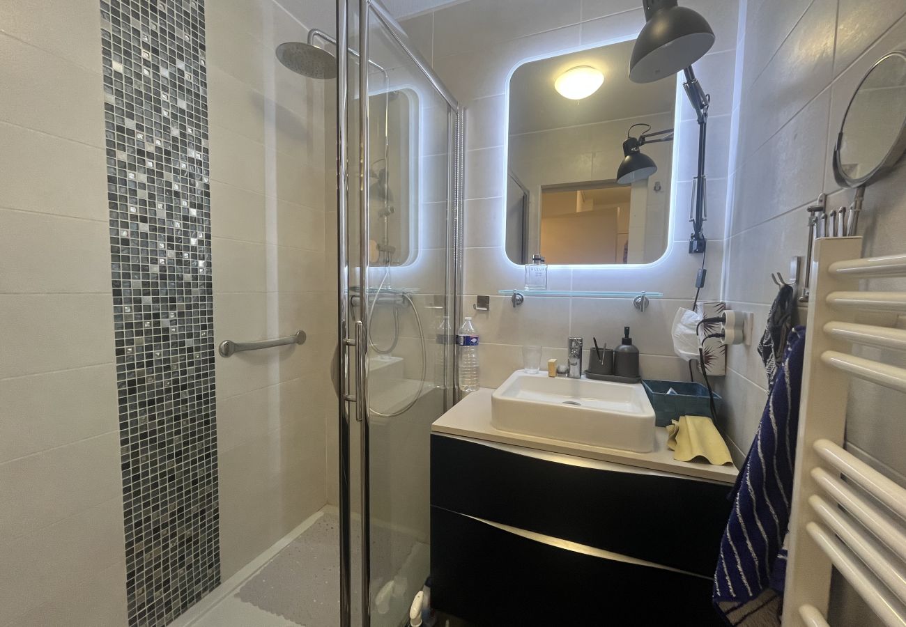 Appartamento a Fréjus - Port Fréjus, Le Cesaree, Eccezionale appartamento con 2 camere da letto con vista sul giardino e sulla piscina, ideale per 4 fortunati ospiti, aria condizionata e garage