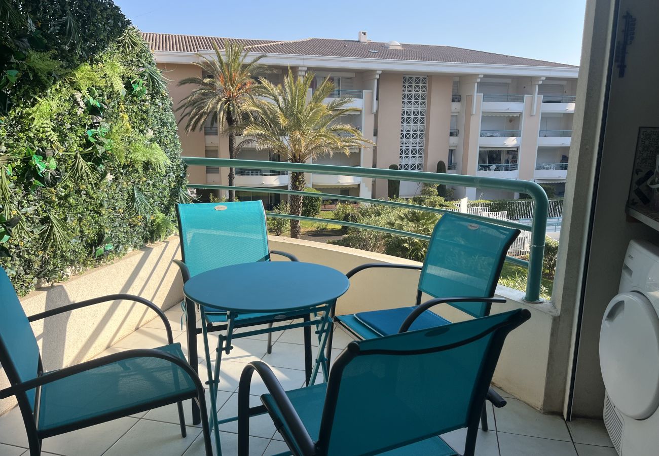 Appartamento a Fréjus - Port Fréjus, Le Cesaree, Eccezionale appartamento con 2 camere da letto con vista sul giardino e sulla piscina, ideale per 4 fortunati ospiti, aria condizionata e garage