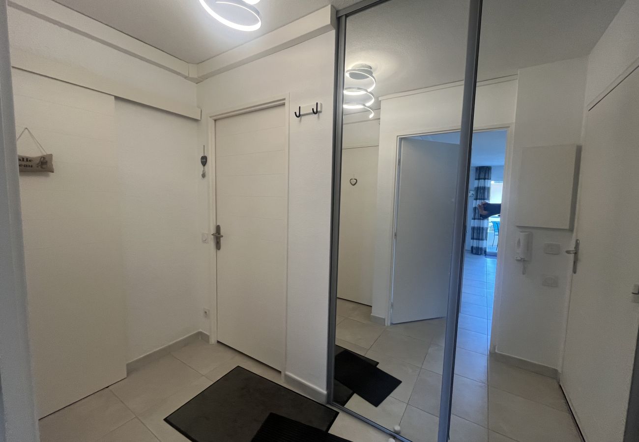 Appartamento a Fréjus - Port Fréjus, Le Cesaree, Eccezionale appartamento con 2 camere da letto con vista sul giardino e sulla piscina, ideale per 4 fortunati ospiti, aria condizionata e garage