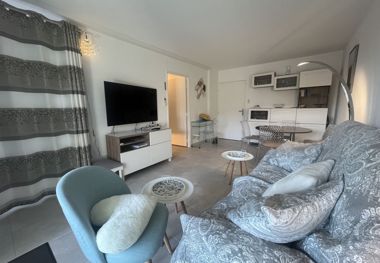 Appartamento a Fréjus - Port Fréjus, Le Cesaree, Eccezionale appartamento con 2 camere da letto con vista sul giardino e sulla piscina, ideale per 4 fortunati ospiti, aria condizionata e garage