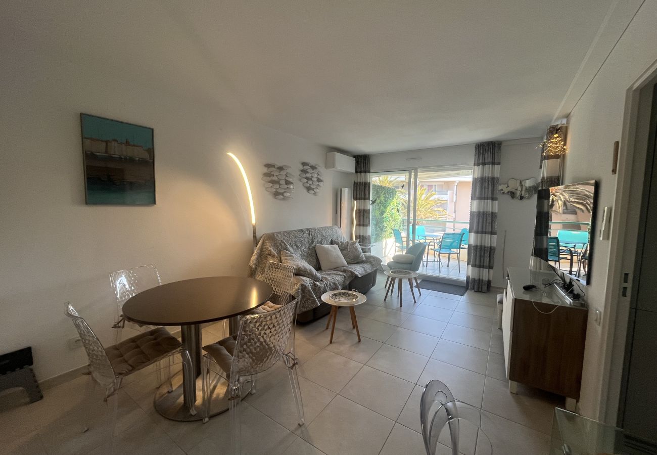 Appartamento a Fréjus - Port Fréjus, Le Cesaree, Eccezionale appartamento con 2 camere da letto con vista sul giardino e sulla piscina, ideale per 4 fortunati ospiti, aria condizionata e garage