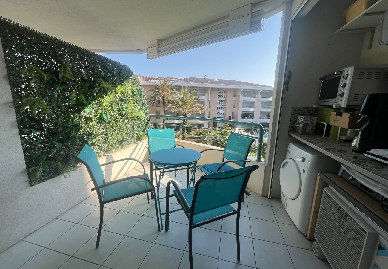 Appartamento a Fréjus - Port Fréjus, Le Cesaree, Eccezionale appartamento con 2 camere da letto con vista sul giardino e sulla piscina, ideale per 4 fortunati ospiti, aria condizionata e garage