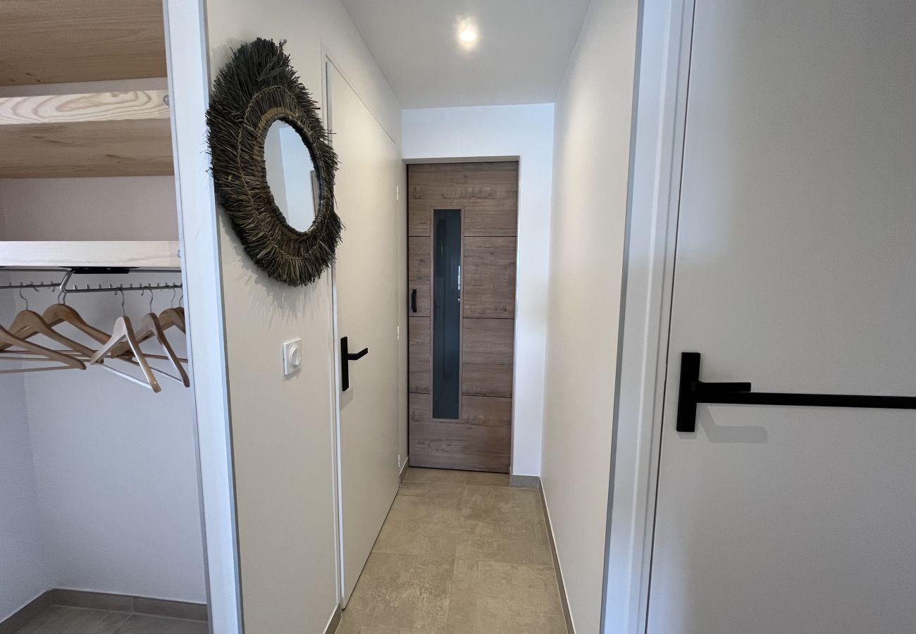 Appartamento a Fréjus - Incredibile vista mare, appartamento con 2 camere da letto e alcova per dormire per 4 fortunati ospiti, aria condizionata, ampio garage, spiaggia a 50 metri, tutto raggiungibile a piedi.