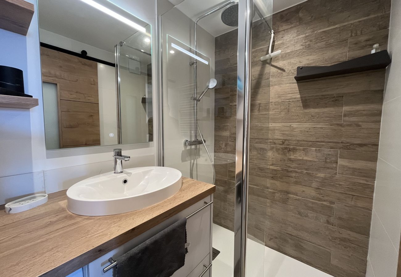 Appartamento a Fréjus - Incredibile vista mare, appartamento con 2 camere da letto e alcova per dormire per 4 fortunati ospiti, aria condizionata, ampio garage, spiaggia a 50 metri, tutto raggiungibile a piedi.