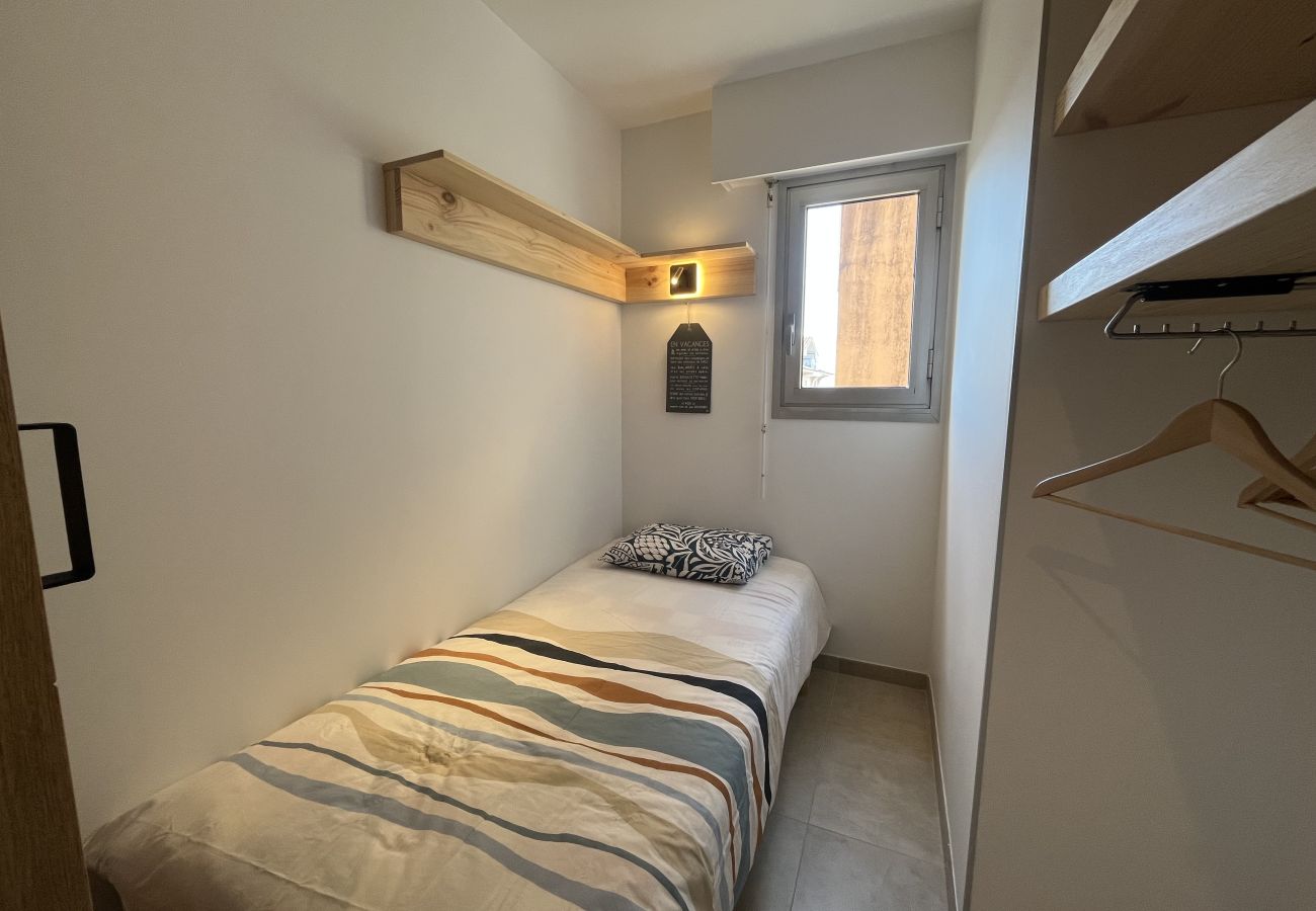 Appartamento a Fréjus - Incredibile vista mare, appartamento con 2 camere da letto e alcova per dormire per 4 fortunati ospiti, aria condizionata, ampio garage, spiaggia a 50 metri, tutto raggiungibile a piedi.