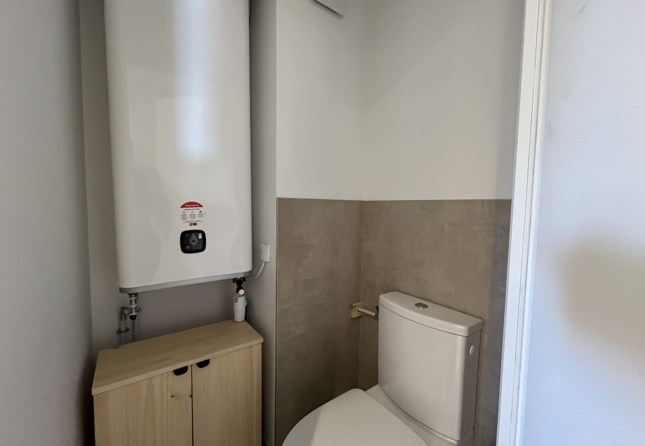 Appartamento a Fréjus - Incredibile vista mare, appartamento con 2 camere da letto e alcova per dormire per 4 fortunati ospiti, aria condizionata, ampio garage, spiaggia a 50 metri, tutto raggiungibile a piedi.