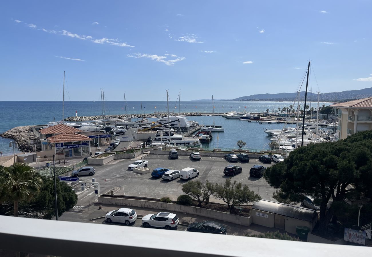 Appartamento a Fréjus - Incredibile vista mare, appartamento con 2 camere da letto e alcova per dormire per 4 fortunati ospiti, aria condizionata, ampio garage, spiaggia a 50 metri, tutto raggiungibile a piedi.