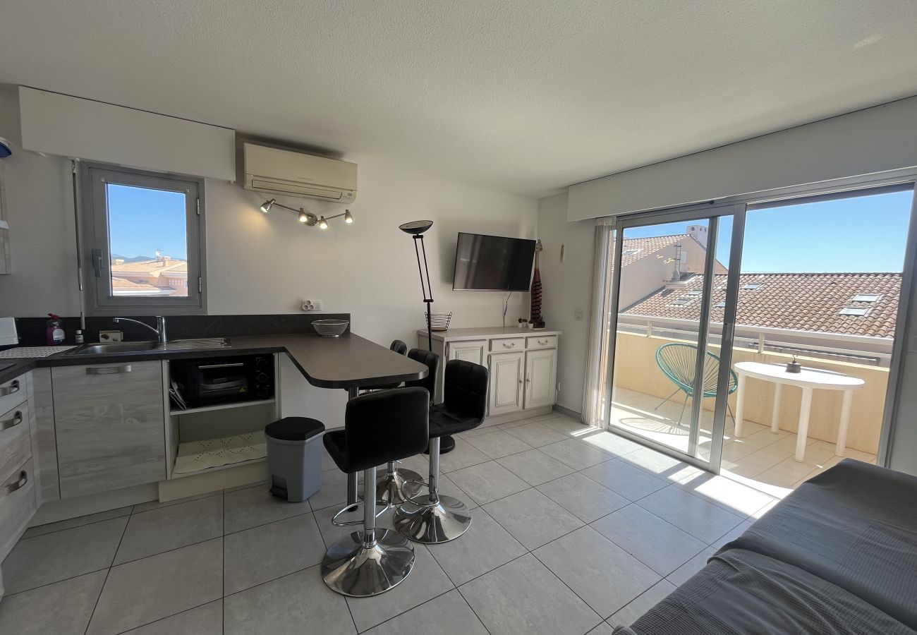 Studio a Fréjus - Capitole, lungomare, monolocale con alcova per 3 persone, 26 m2, balcone con vista parziale sul mare, aria condizionata, parcheggio privato