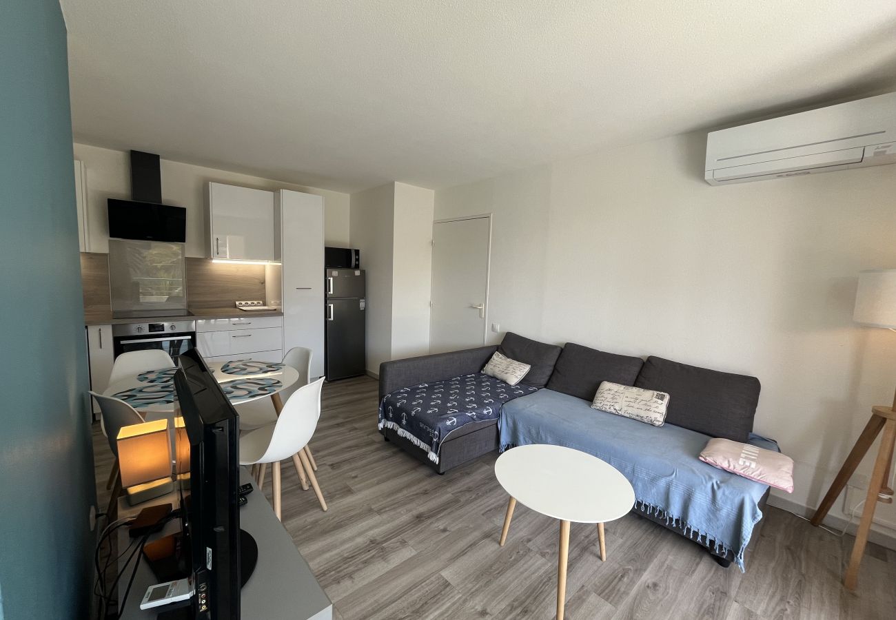 Appartamento a Fréjus - Residenza Cesaree – Appartamento ristrutturato con 2 locali, vista piscina, aria condizionata, garage e terrazza – Può ospitare 4 persone.
