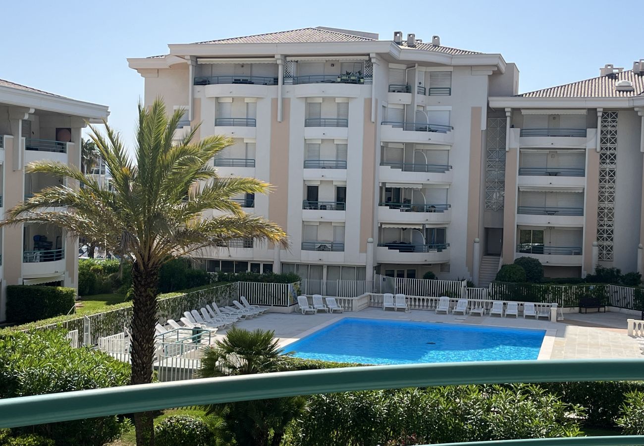 Appartamento a Fréjus - Residenza Cesaree – Appartamento ristrutturato con 2 locali, vista piscina, aria condizionata, garage e terrazza – Può ospitare 4 persone.
