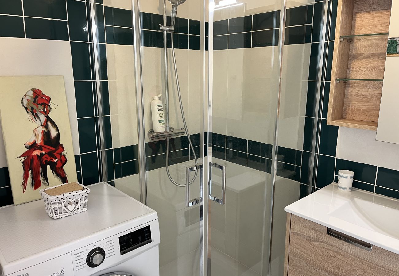 Appartamento a Fréjus - Port Fréjus, Les Rives Latines, a 100 m dalla spiaggia, vista porto, bilocale di 40 m², 4 posti letto, parcheggio.