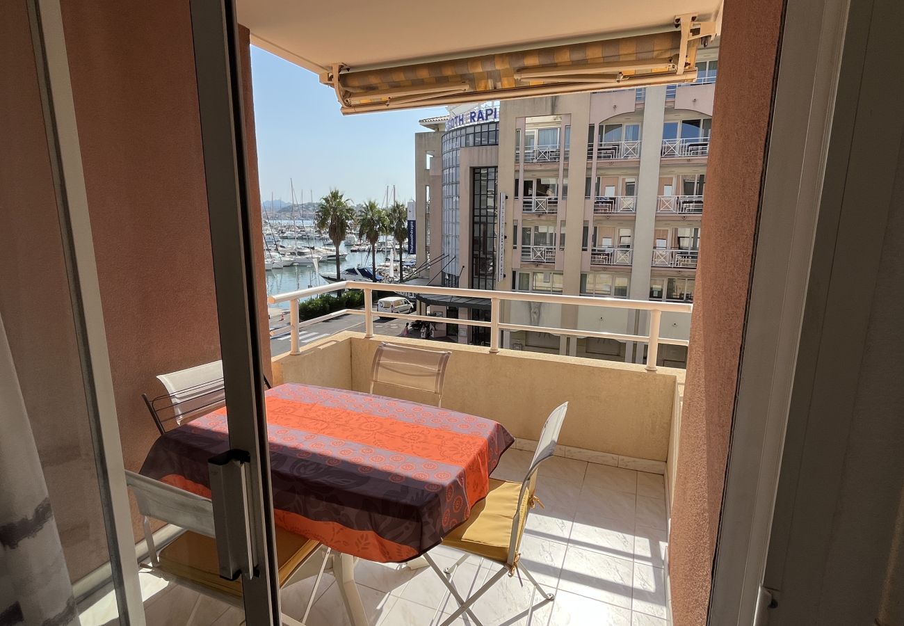 Appartamento a Fréjus - Port Fréjus, Les Rives Latines, a 100 m dalla spiaggia, vista porto, bilocale di 40 m², 4 posti letto, parcheggio.