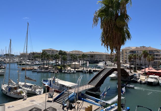 Appartamento a Fréjus - Port Fréjus, splendido bilocale con vista sul porto per 4 fortunati ospiti; situato in zona vivace, dotato di aria condizionata, Wi-Fi e parcheggio.