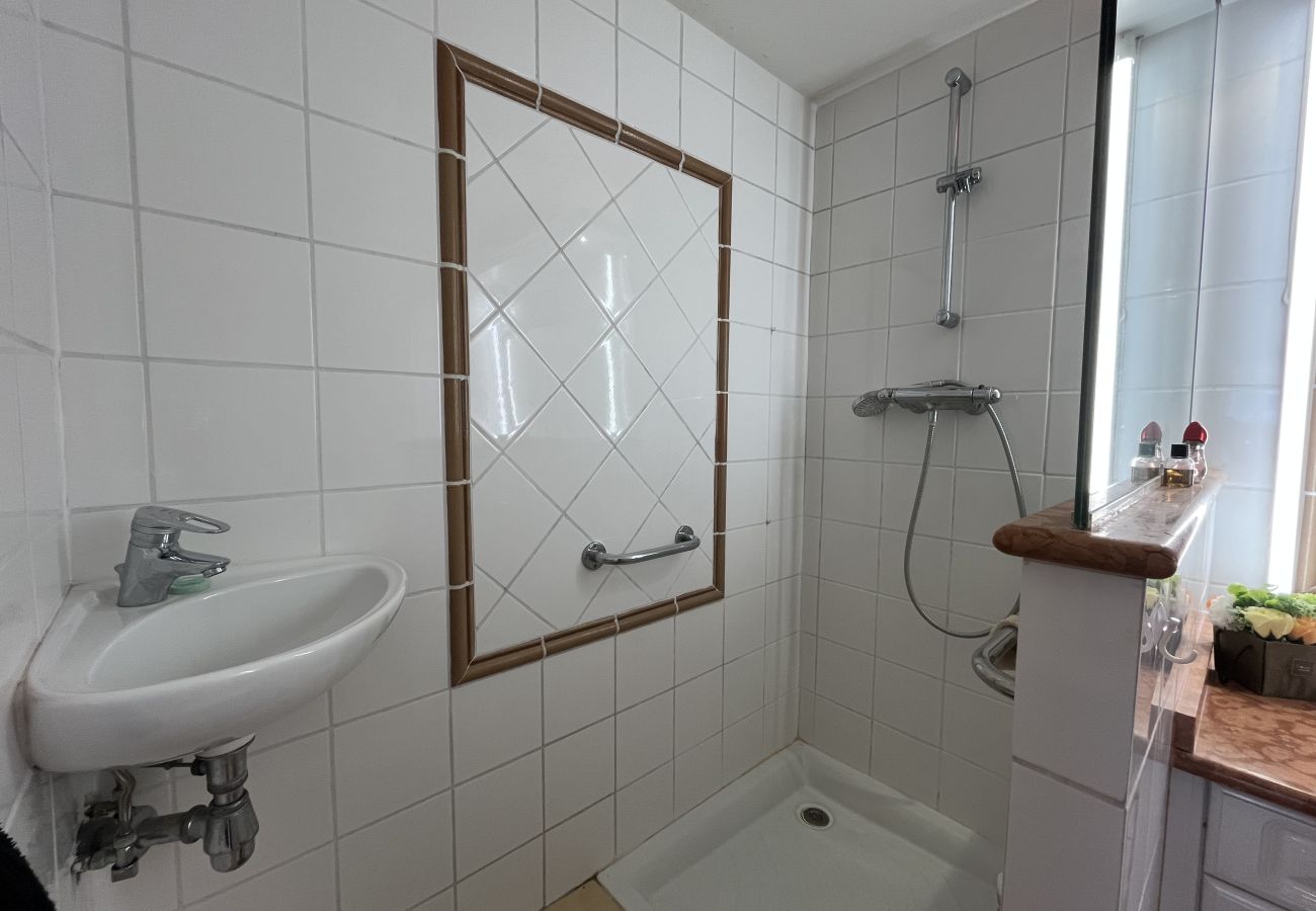 Appartamento a Fréjus - Port Fréjus, splendido bilocale con vista sul porto per 4 fortunati ospiti; situato in zona vivace, dotato di aria condizionata, Wi-Fi e parcheggio.