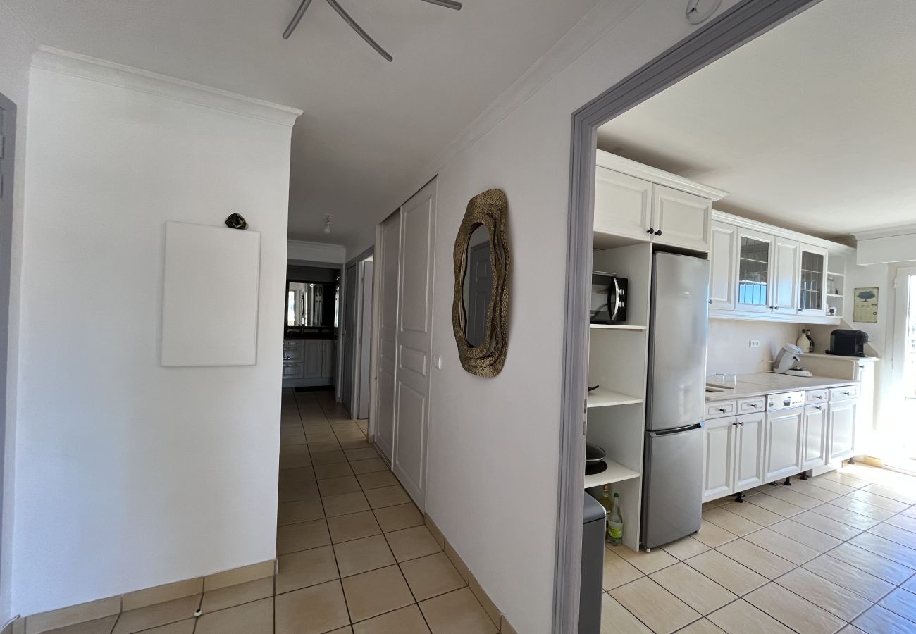 Appartamento a Fréjus - Port Fréjus, splendido bilocale con vista sul porto per 4 fortunati ospiti; situato in zona vivace, dotato di aria condizionata, Wi-Fi e parcheggio.