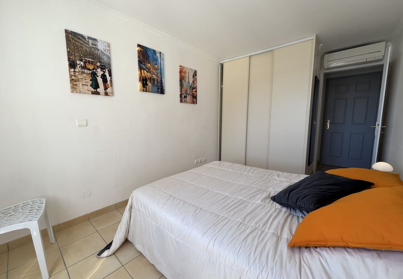 Appartamento a Fréjus - Port Fréjus, splendido bilocale con vista sul porto per 4 fortunati ospiti; situato in zona vivace, dotato di aria condizionata, Wi-Fi e parcheggio.