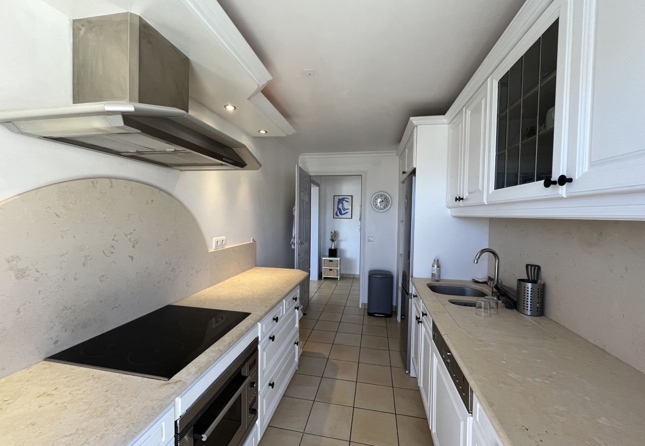Appartamento a Fréjus - Port Fréjus, splendido bilocale con vista sul porto per 4 fortunati ospiti; situato in zona vivace, dotato di aria condizionata, Wi-Fi e parcheggio.