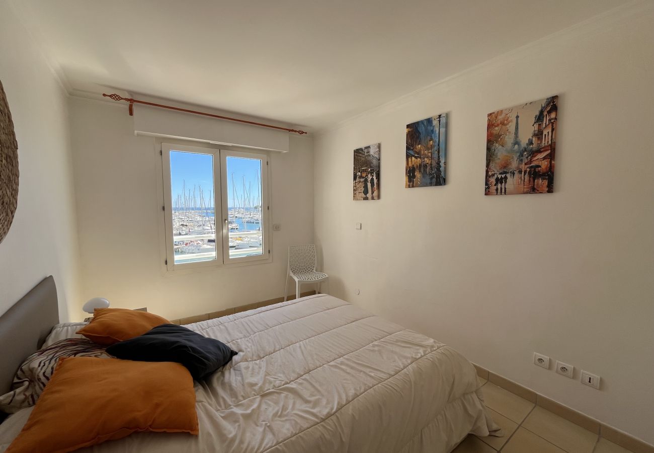 Appartamento a Fréjus - Port Fréjus, splendido bilocale con vista sul porto per 4 fortunati ospiti; situato in zona vivace, dotato di aria condizionata, Wi-Fi e parcheggio.