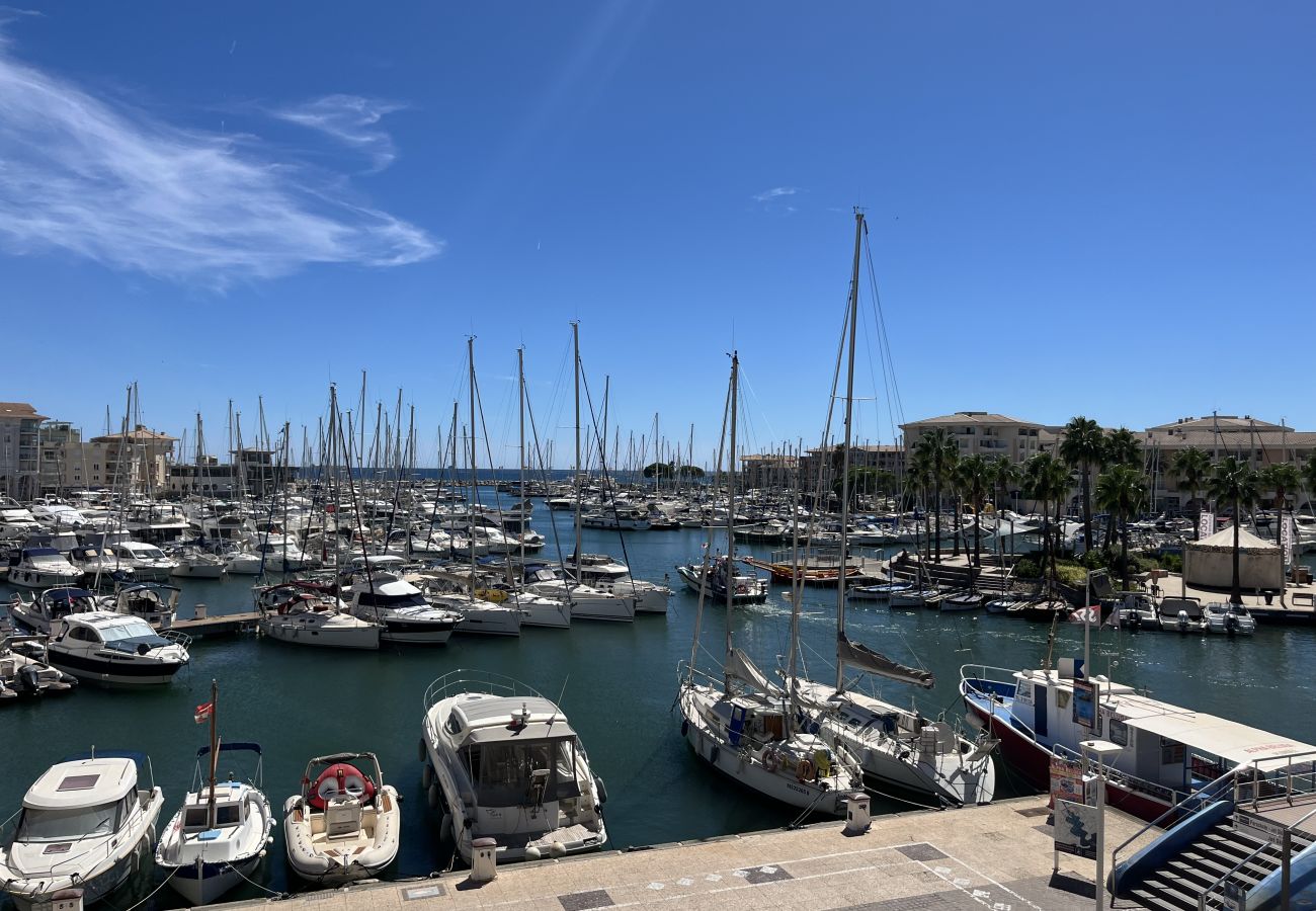 Appartamento a Fréjus - Port Fréjus, splendido bilocale con vista sul porto per 4 fortunati ospiti; situato in zona vivace, dotato di aria condizionata, Wi-Fi e parcheggio.