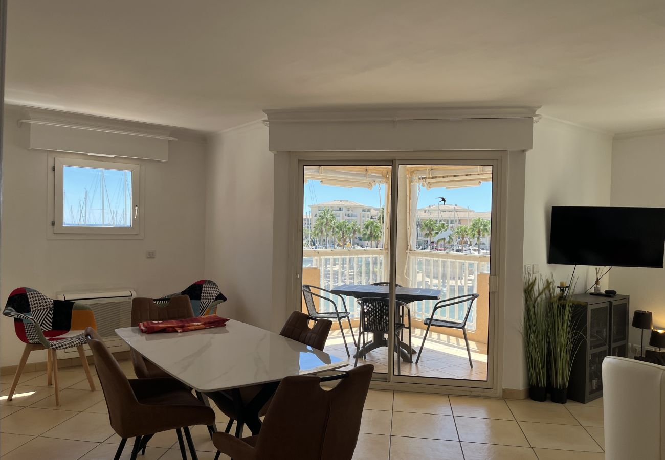 Appartamento a Fréjus - Port Fréjus, splendido bilocale con vista sul porto per 4 fortunati ospiti; situato in zona vivace, dotato di aria condizionata, Wi-Fi e parcheggio.